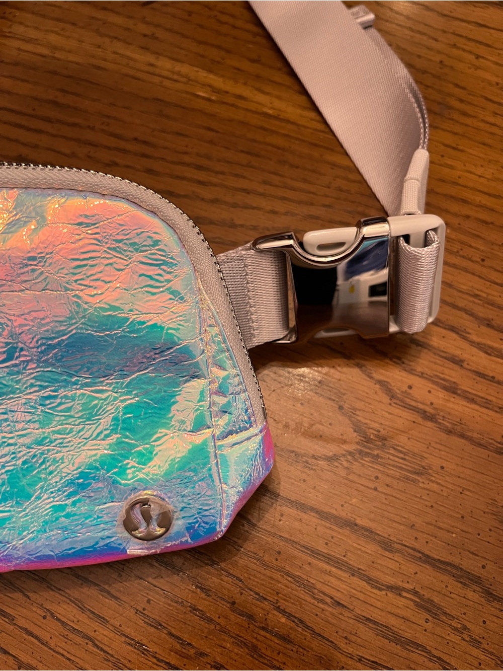 Lululemon Everywhere Belt Bag 1L in the Iridescent Silver holographic colorway - Picture 4 of 12